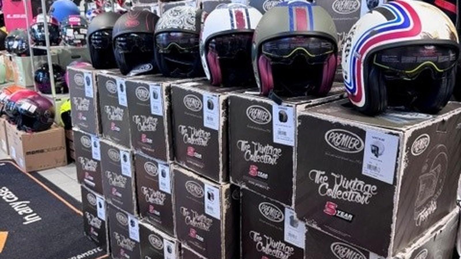 Esposizione di caschi moto integrali e jet in negozio